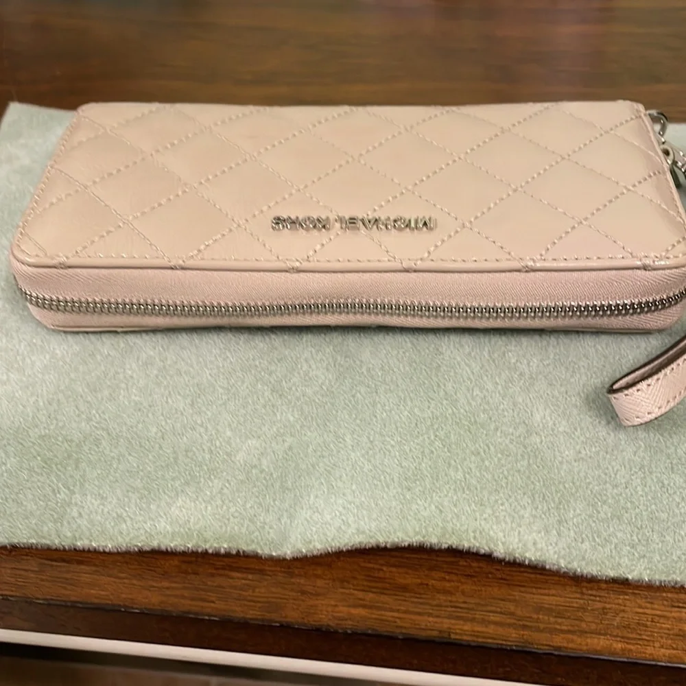 Michael Kors wristlet. Taupe / Tan - Picture 11 of 12